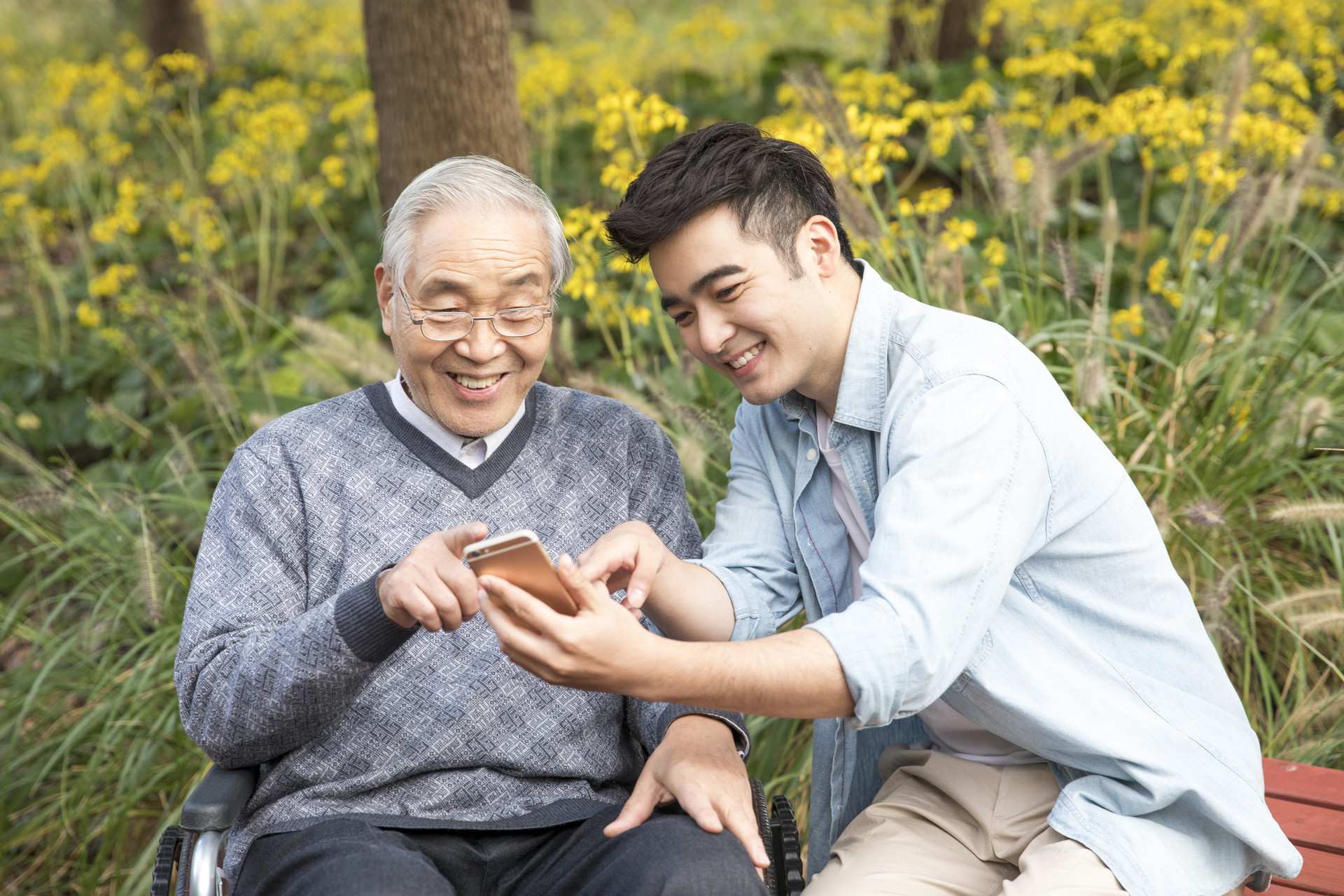 老年人“漸迷”手機怎么辦？